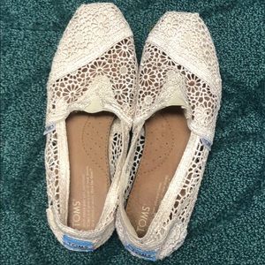 EUC size 7 crocheted Toms